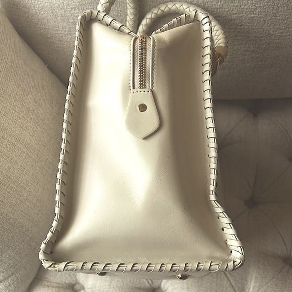 St. John Vanilla/Gold Hand bag. - Picture 3 of 9